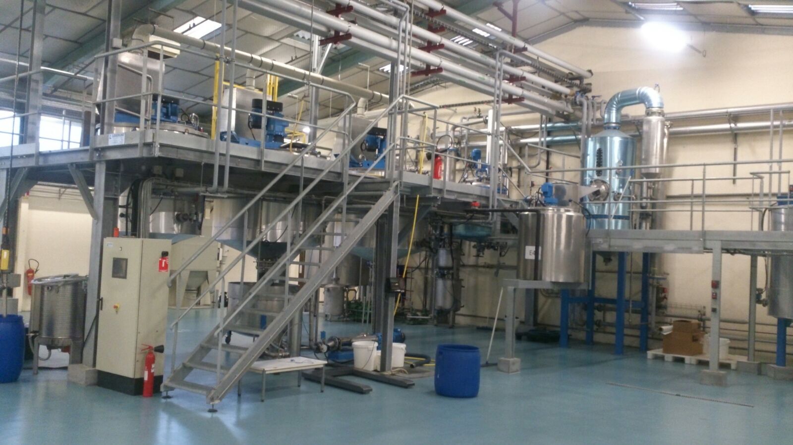 Extraction centre of Laboratoire CEVRAI: stainless steel extraction tanks